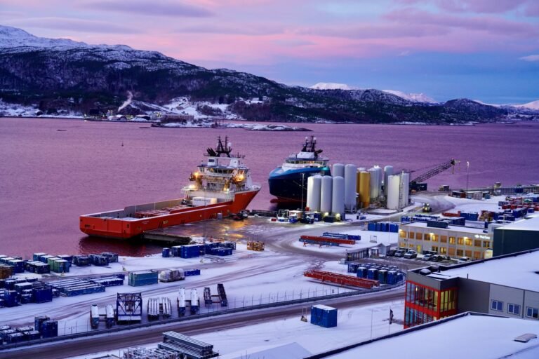 bateau rouge dans la glace